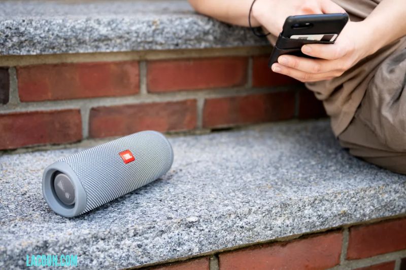 Does the JBL Flip 5 have a microphone?